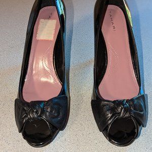 Black patent leather heeled bow shoe 9.5M